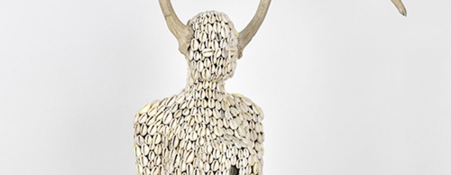 Harald Fernagu / Génie de la forêt / Technique mixte, statuette africaine et coquillages avec bois (de mue naturelle) / 81 x 51 x 17 cm / 2020